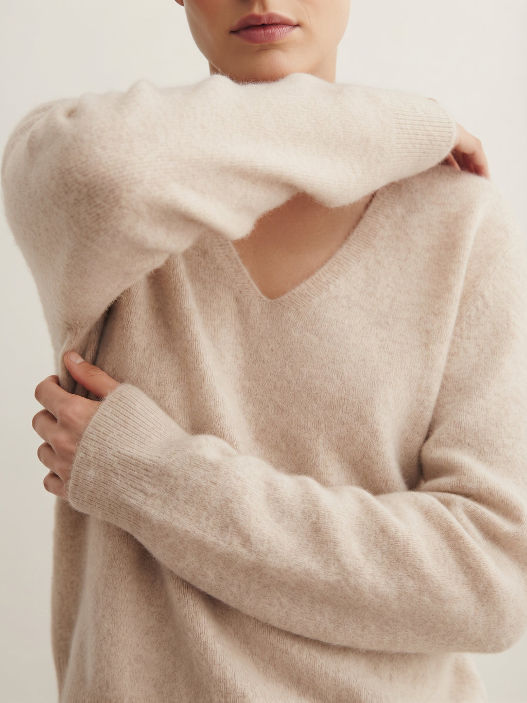 PULL COL V EN MAILLE DUVETEUSE