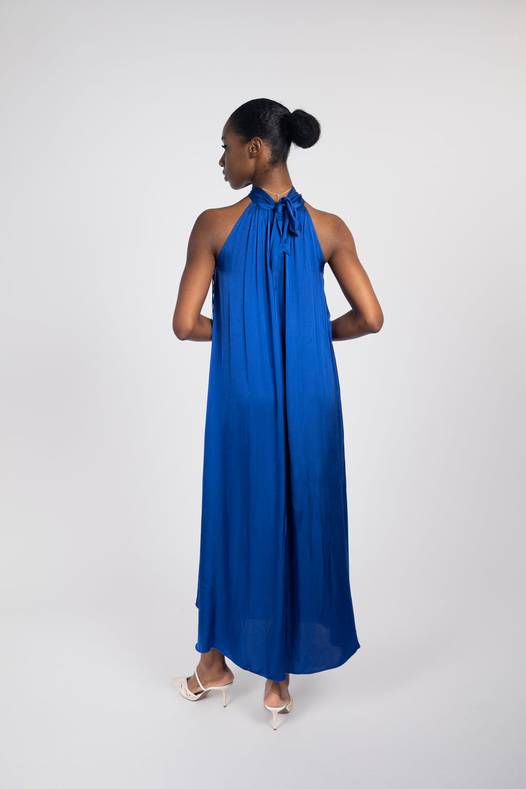 Robe longue fluide col montant drapé