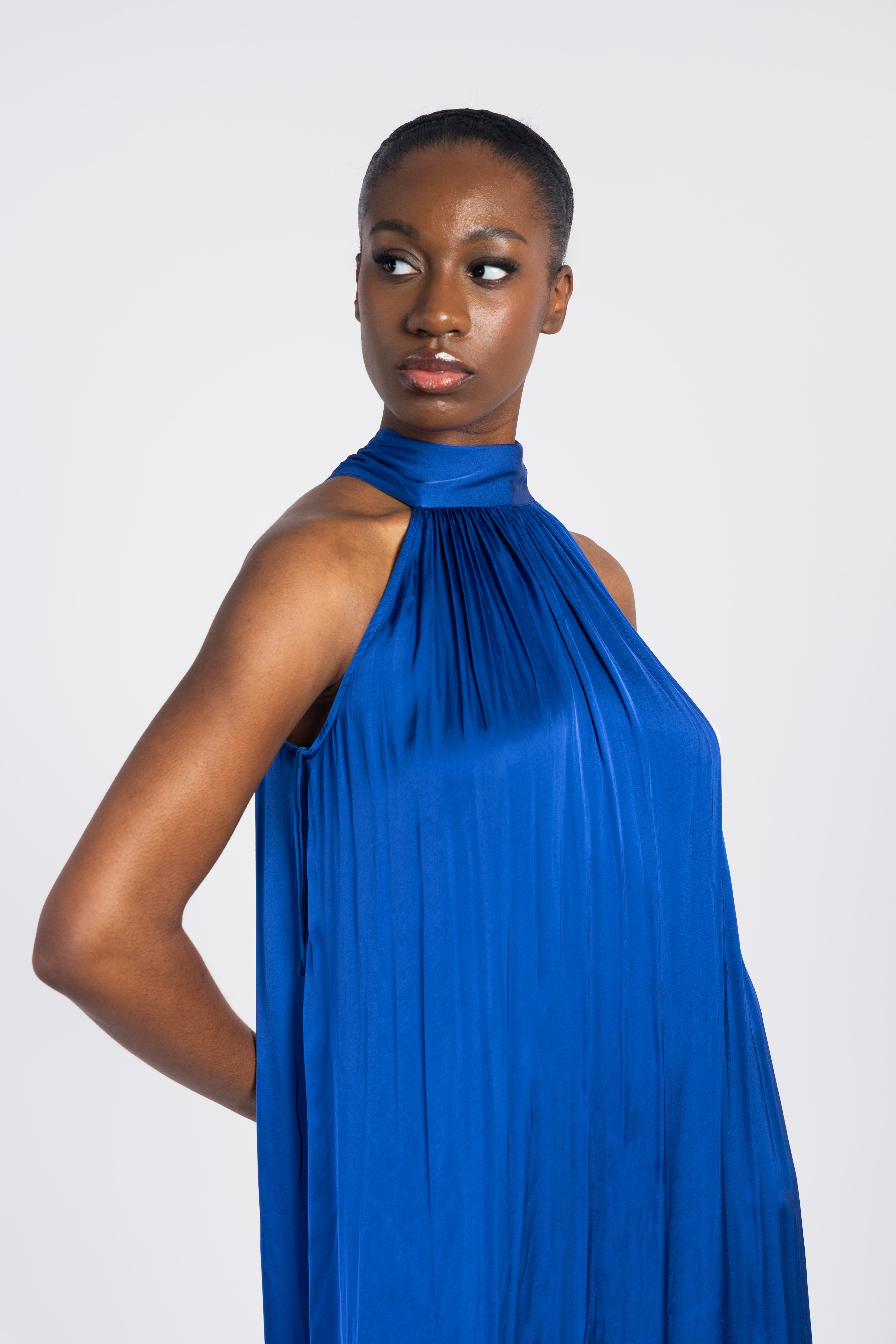 Robe longue fluide col montant drapé