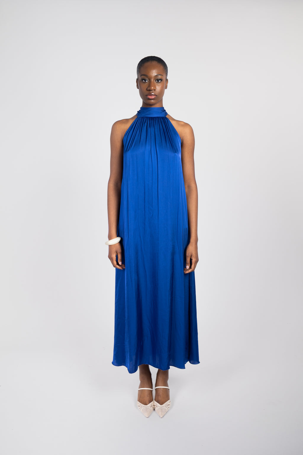 Robe longue fluide col montant drapé