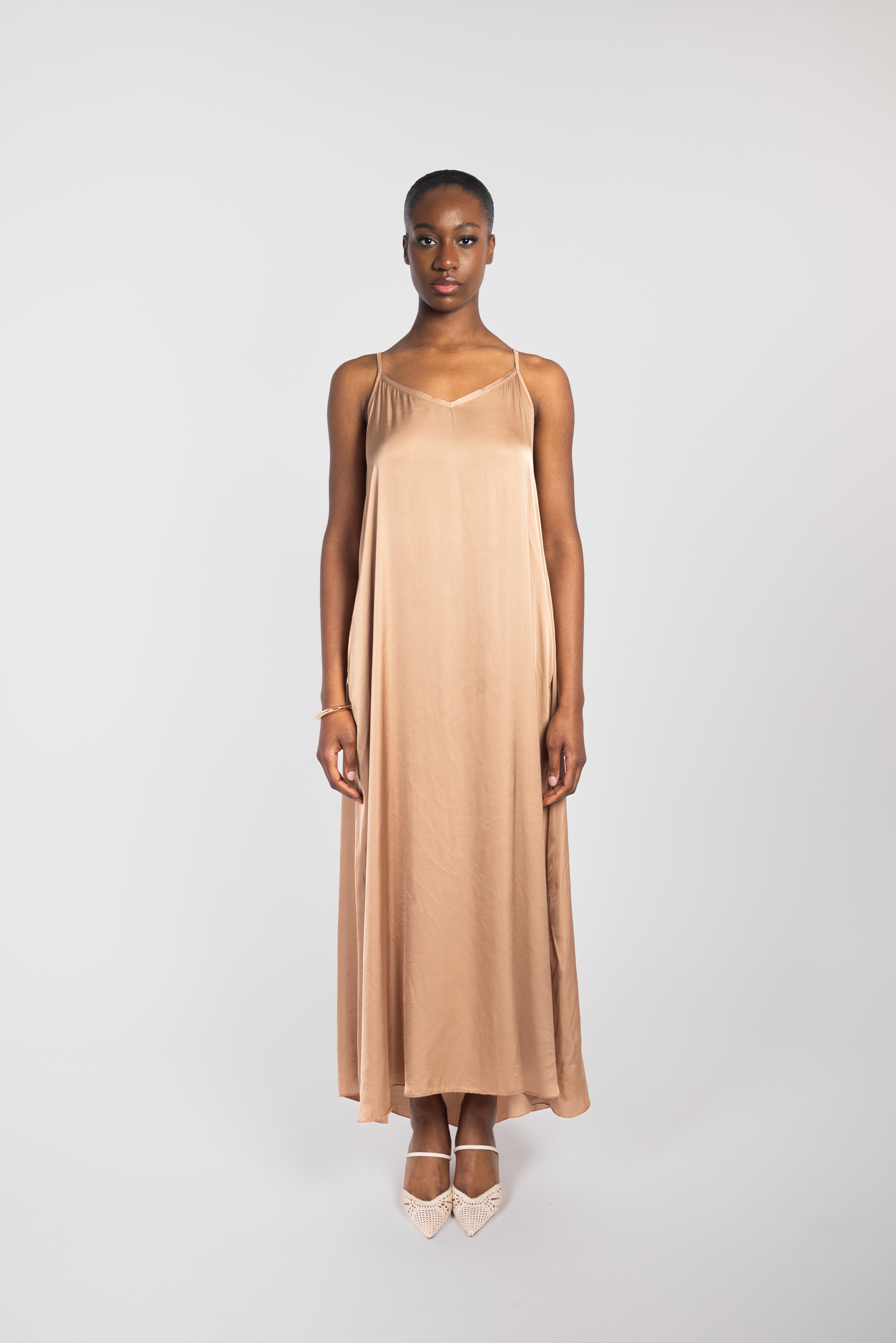 Robe longue fluide satinée