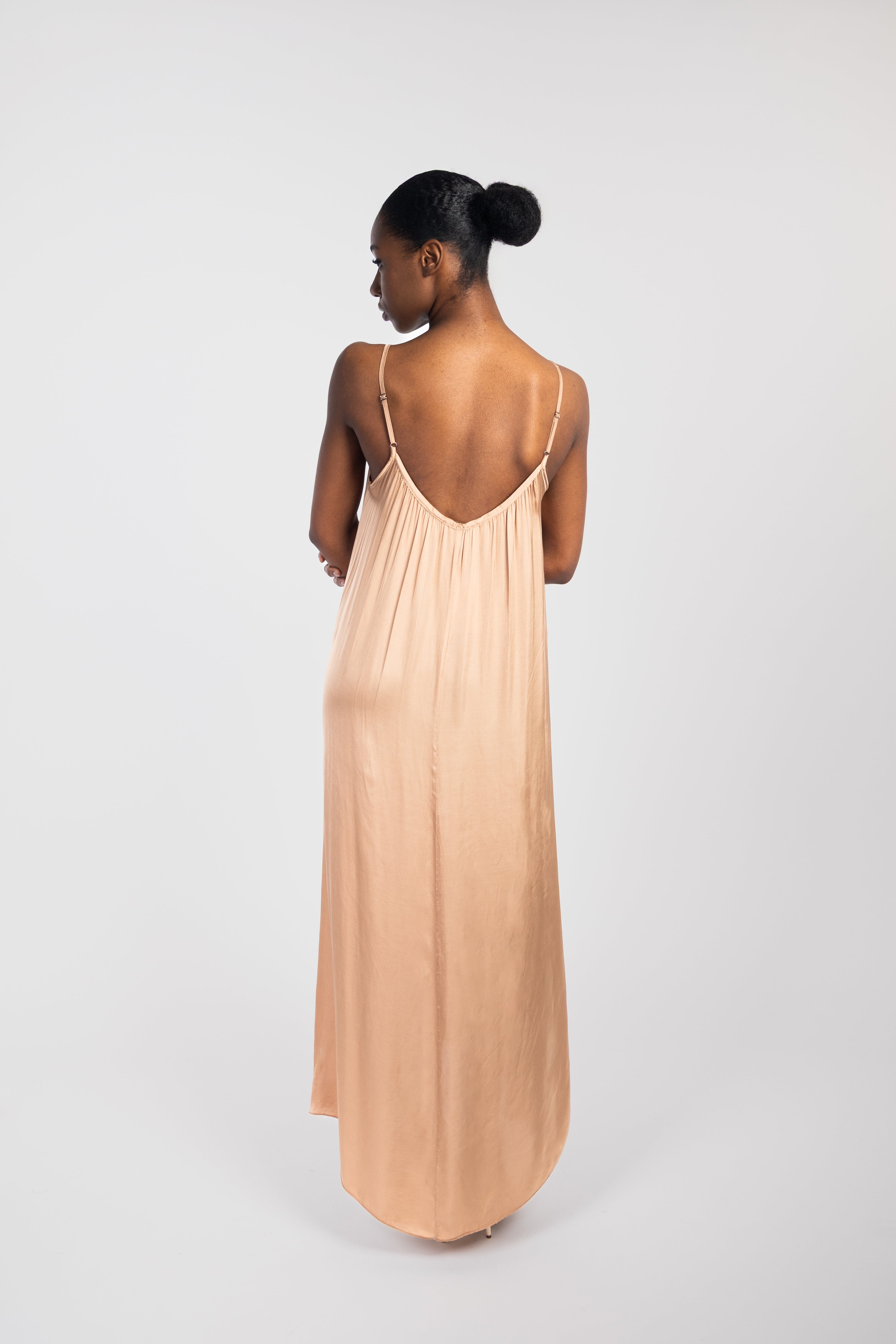 Robe longue fluide satinée