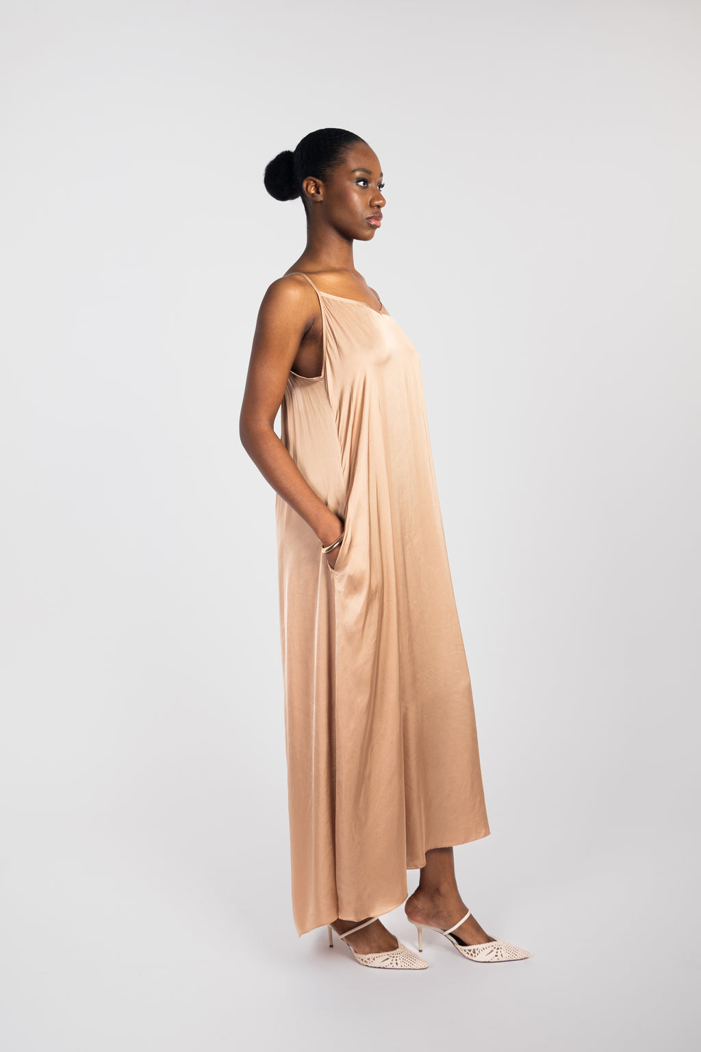 Robe longue fluide satinée