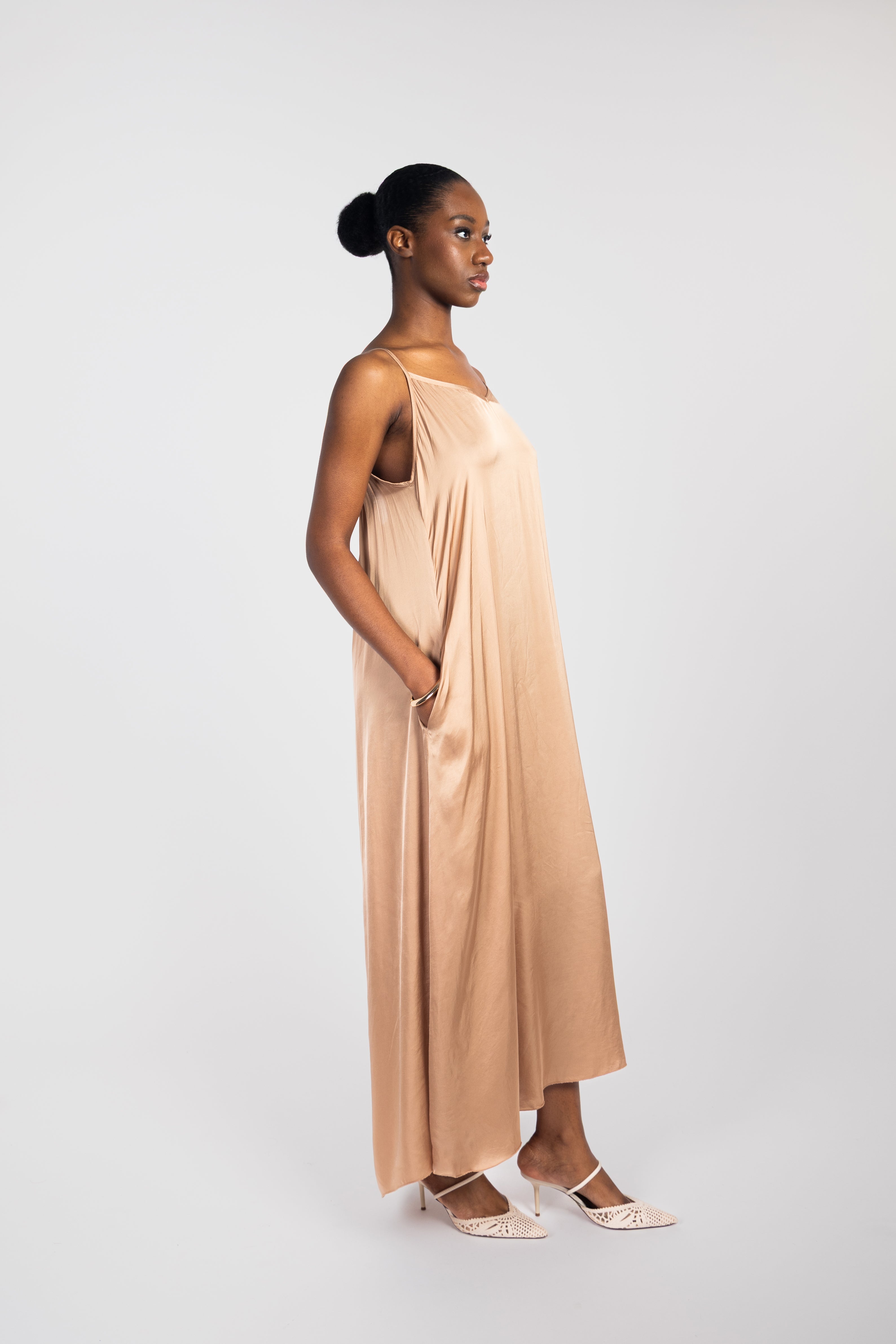 Robe longue fluide satinée