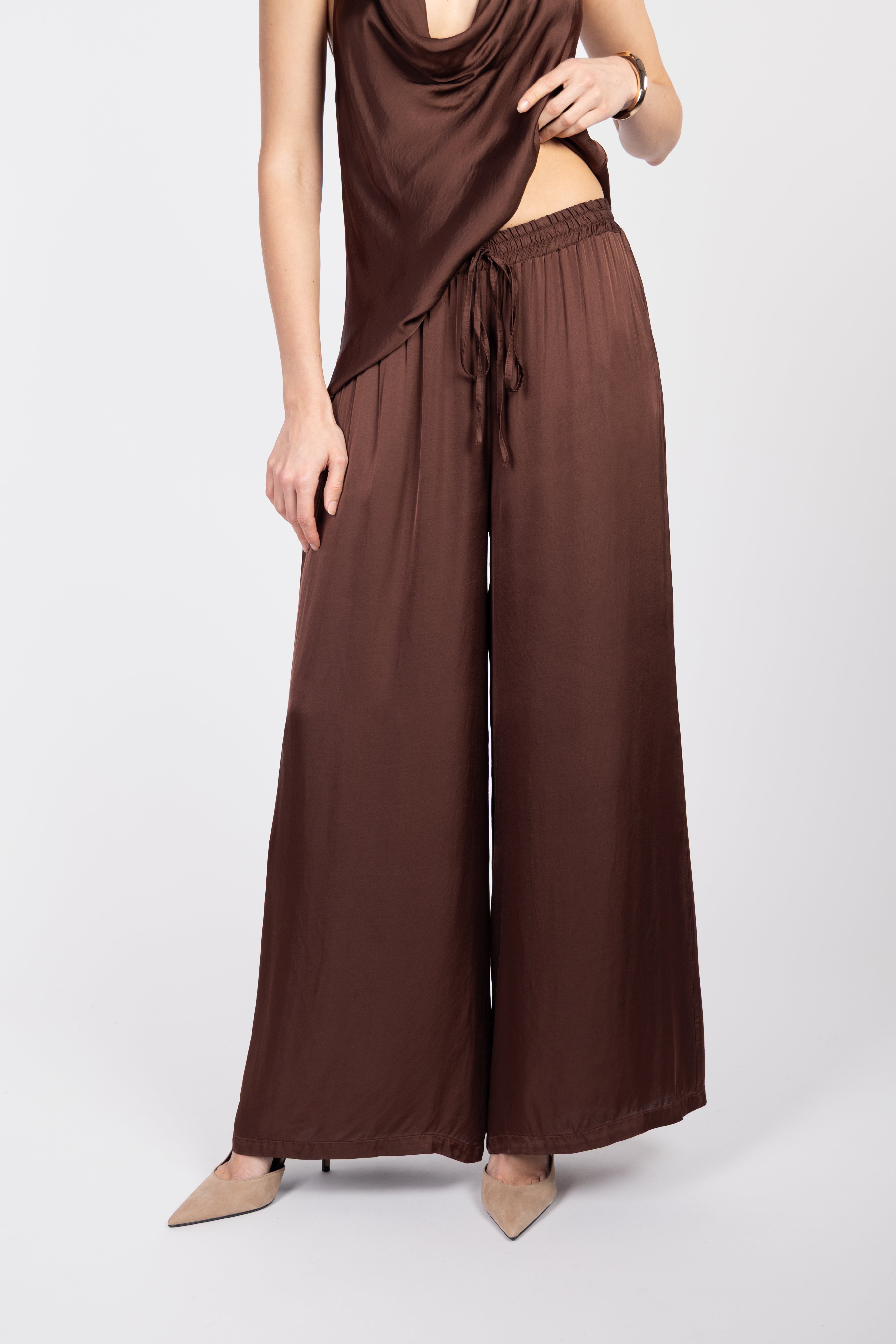Wide-leg flowy trousers