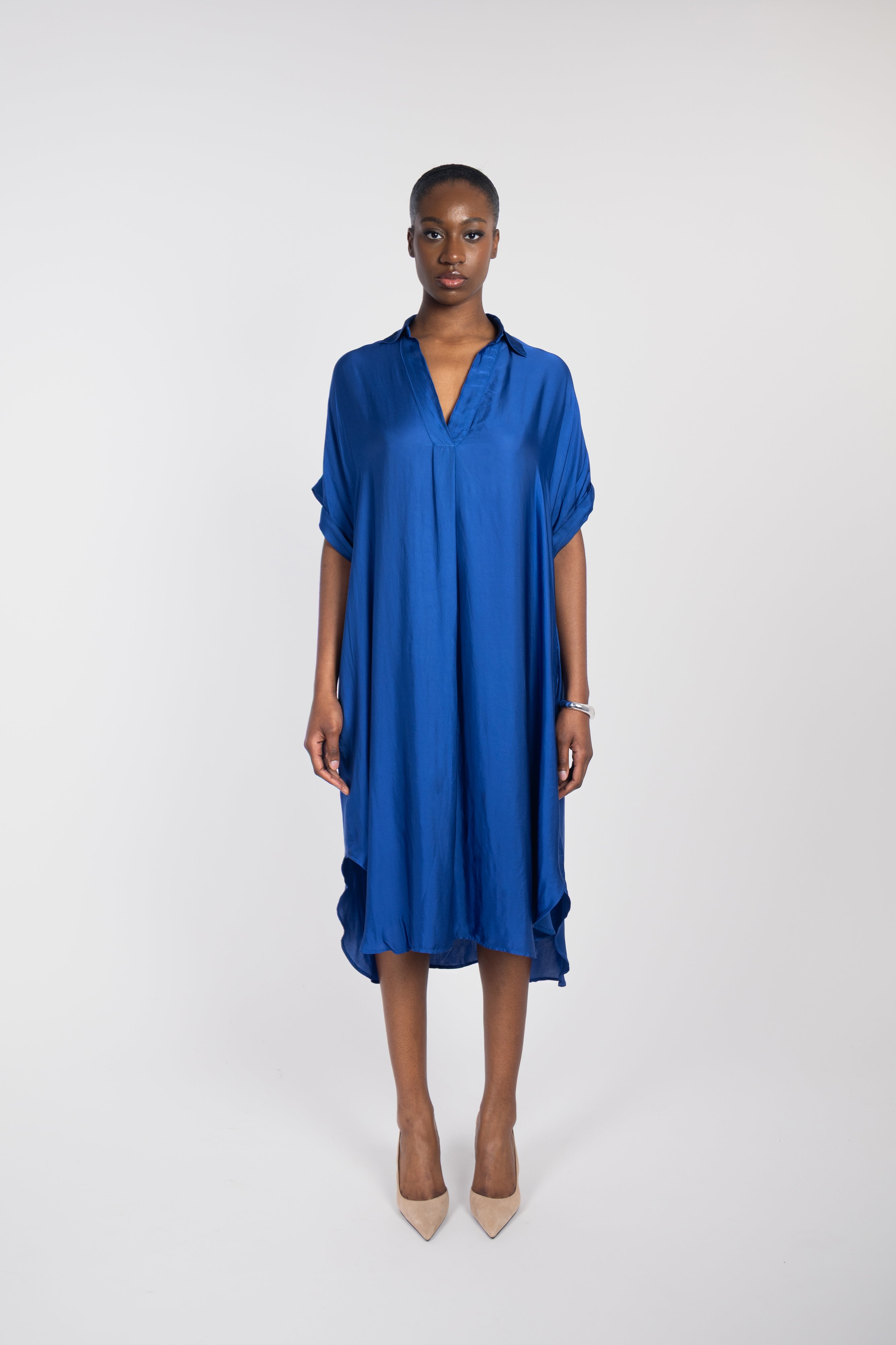 Robe ample à manches courtes et col en V