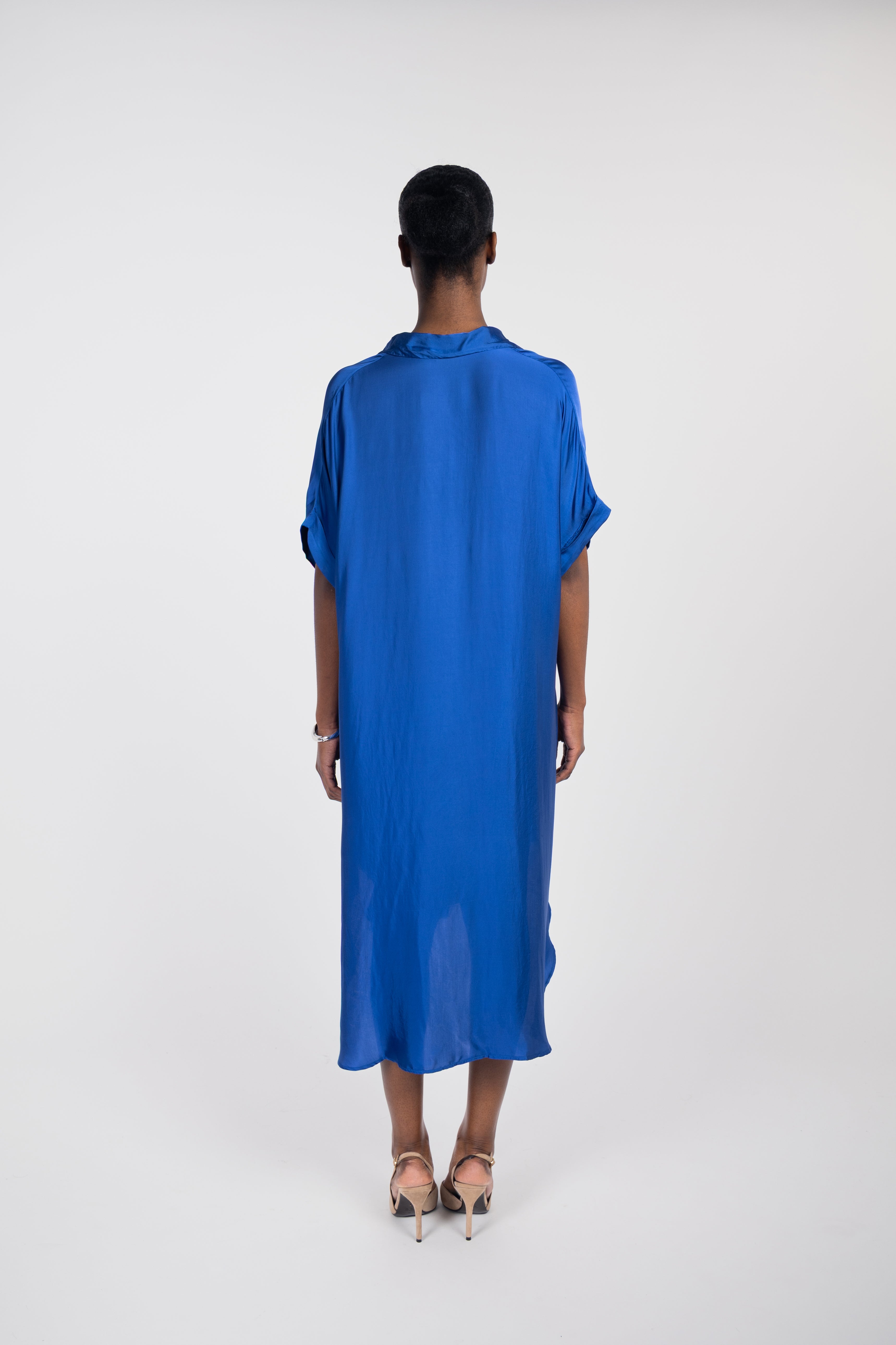 Robe ample à manches courtes et col en V