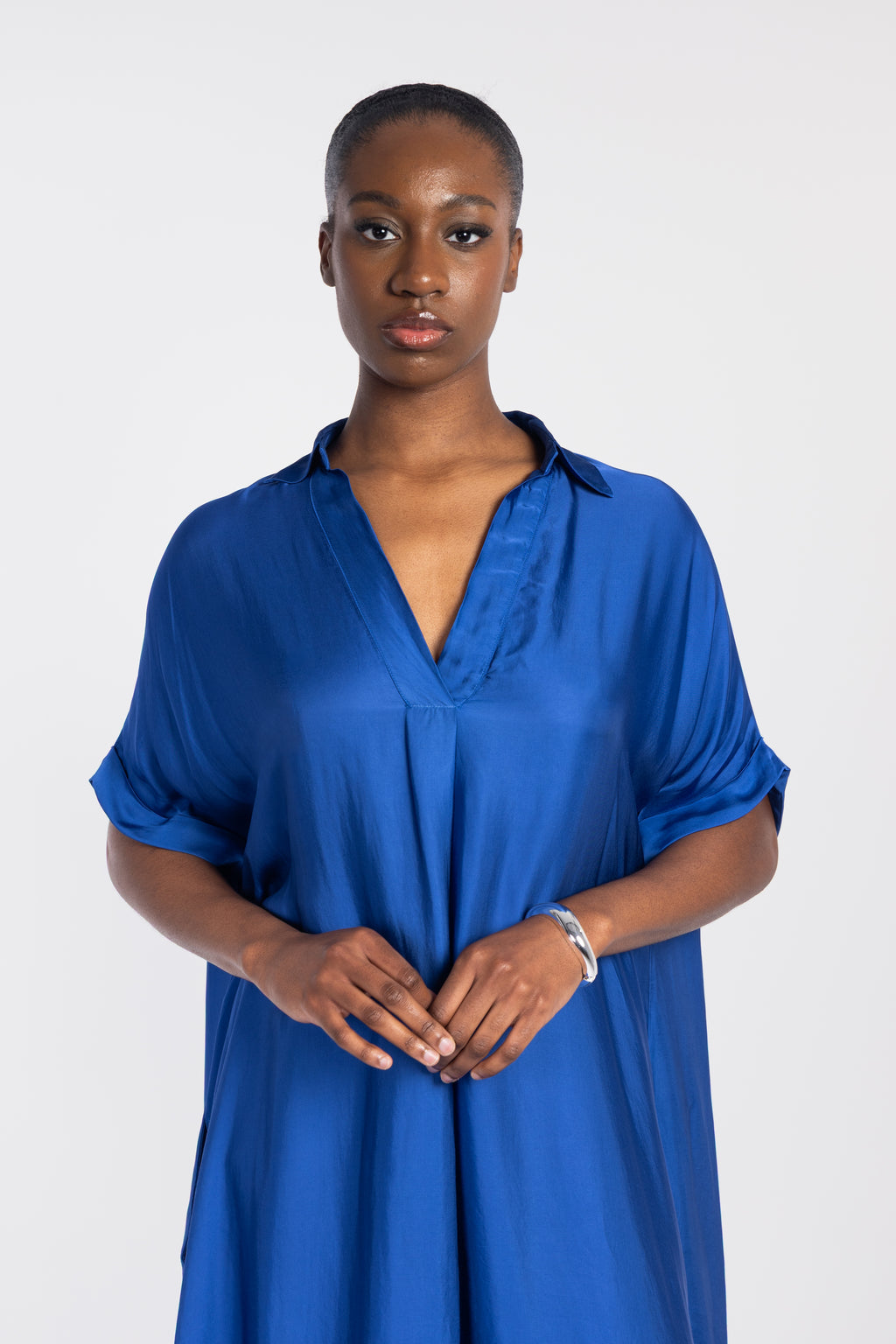 Robe ample à manches courtes et col en V