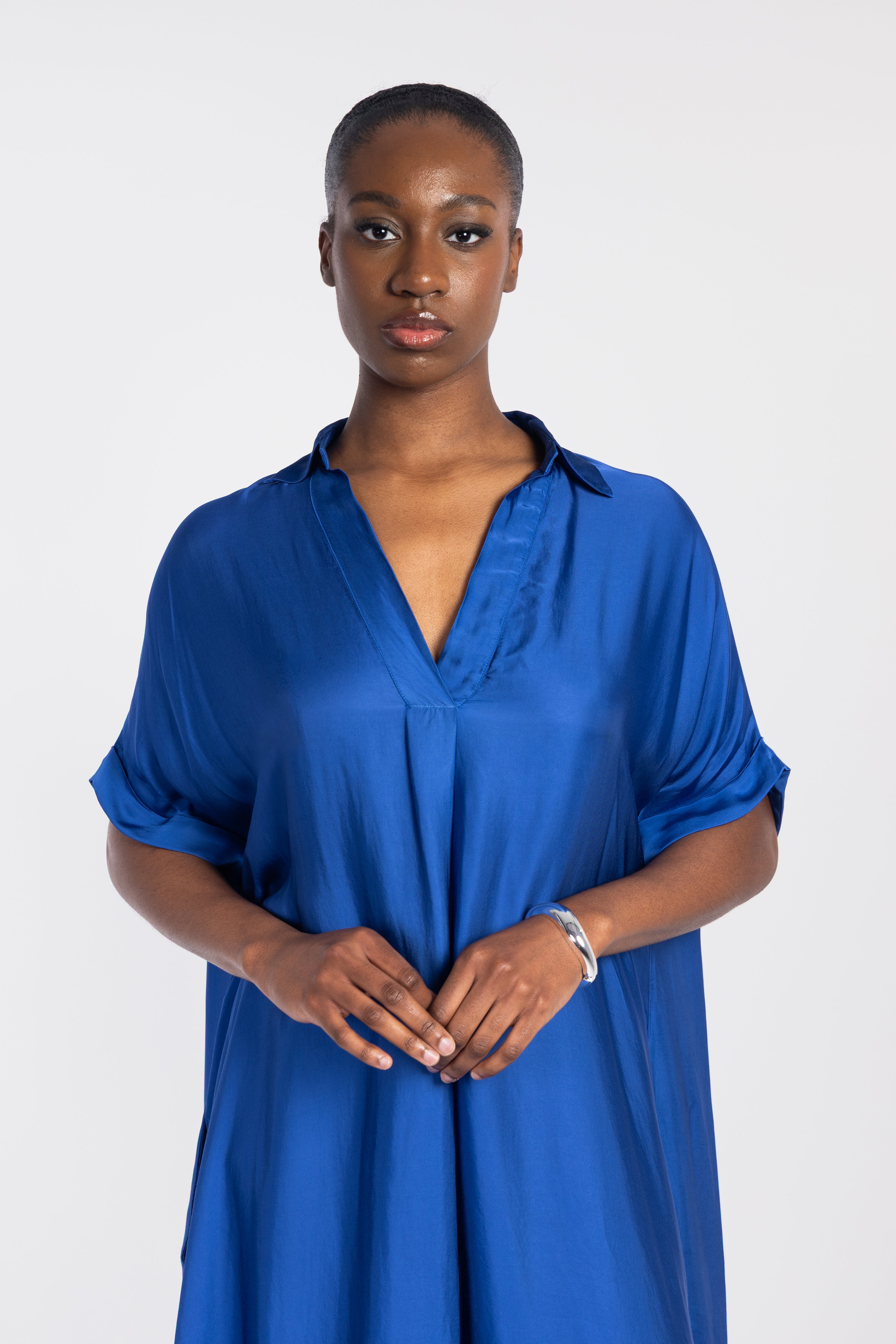 Robe ample à manches courtes et col en V