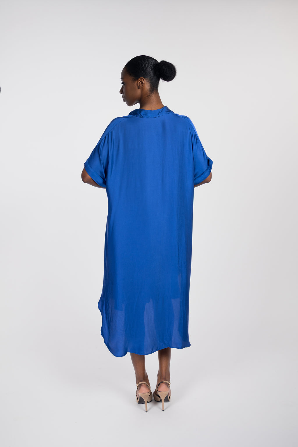 Robe ample à manches courtes et col en V