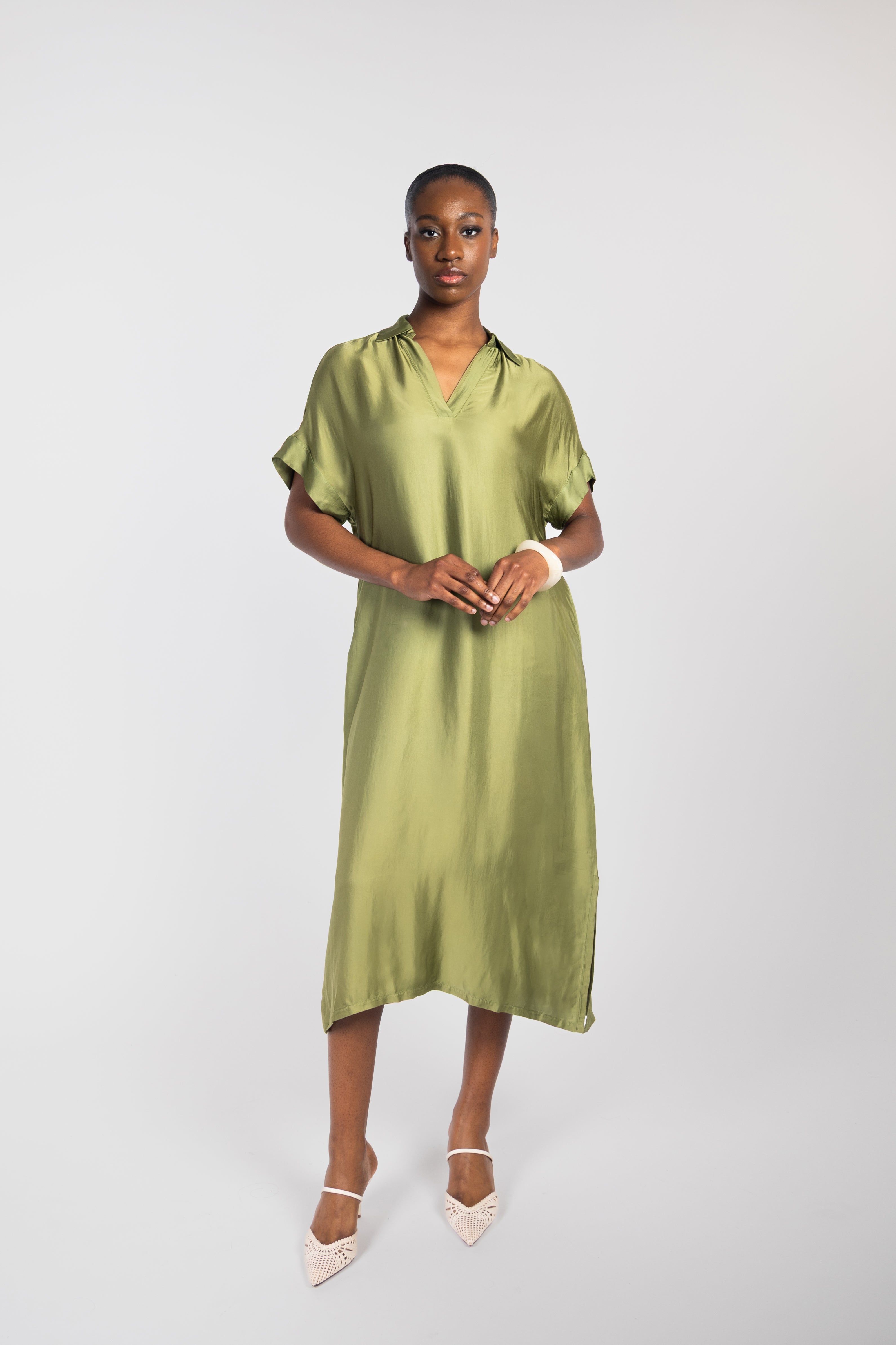 Robe ample à manches courtes et col en V