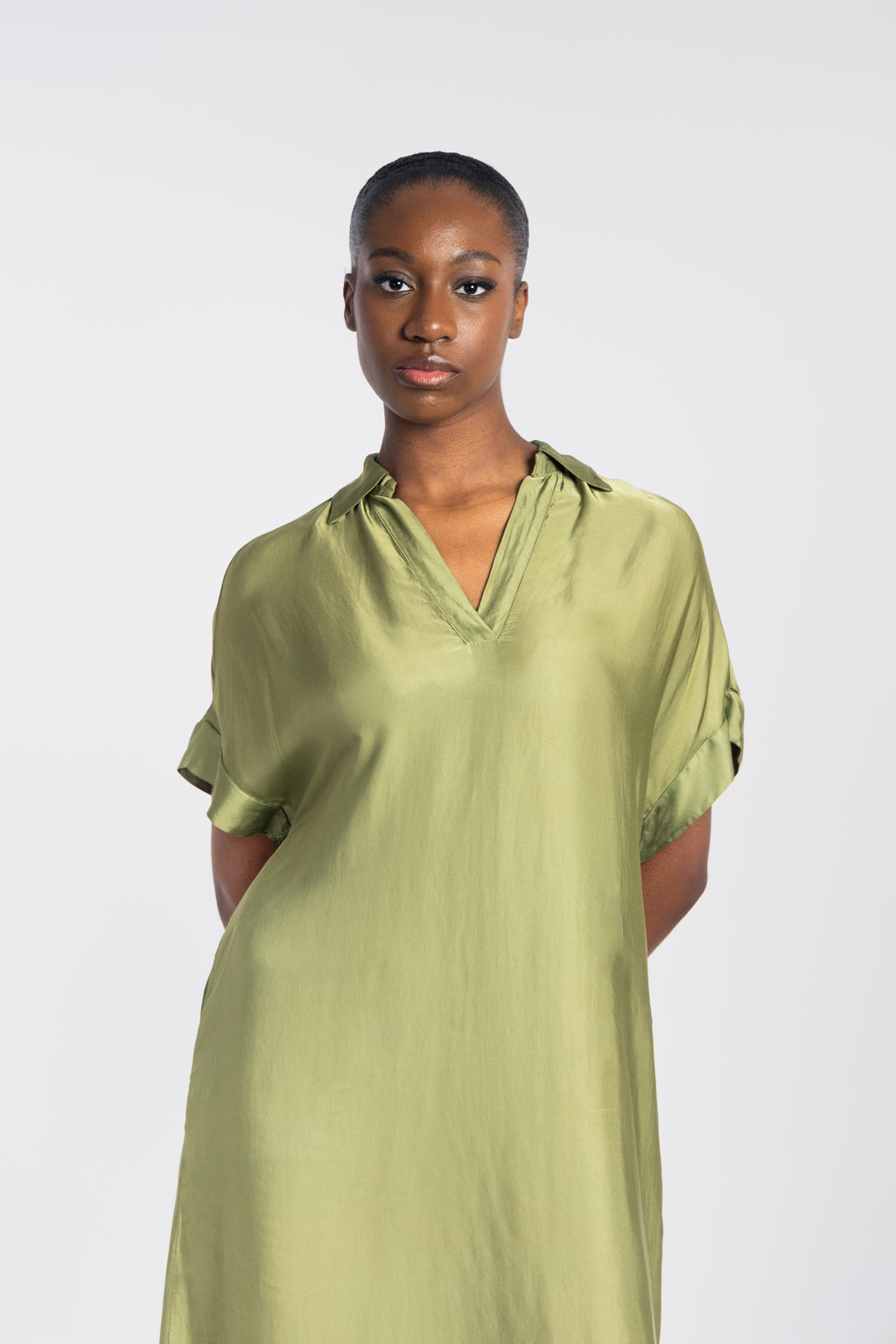 Robe ample à manches courtes et col en V