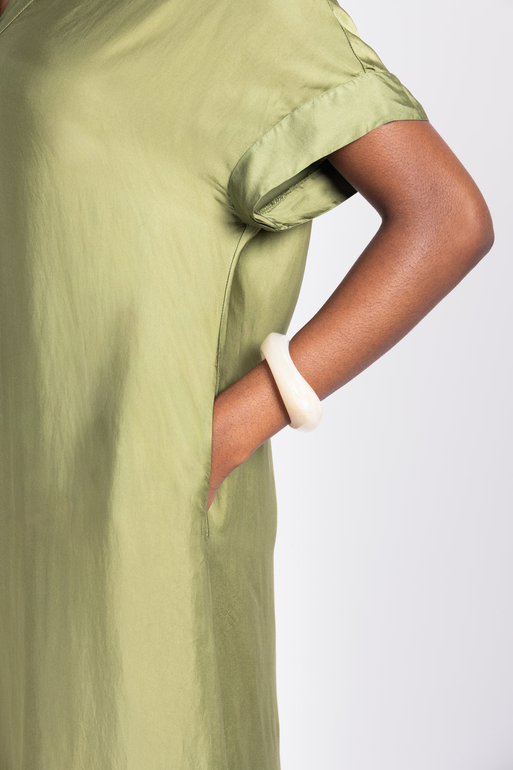 Robe ample à manches courtes et col en V