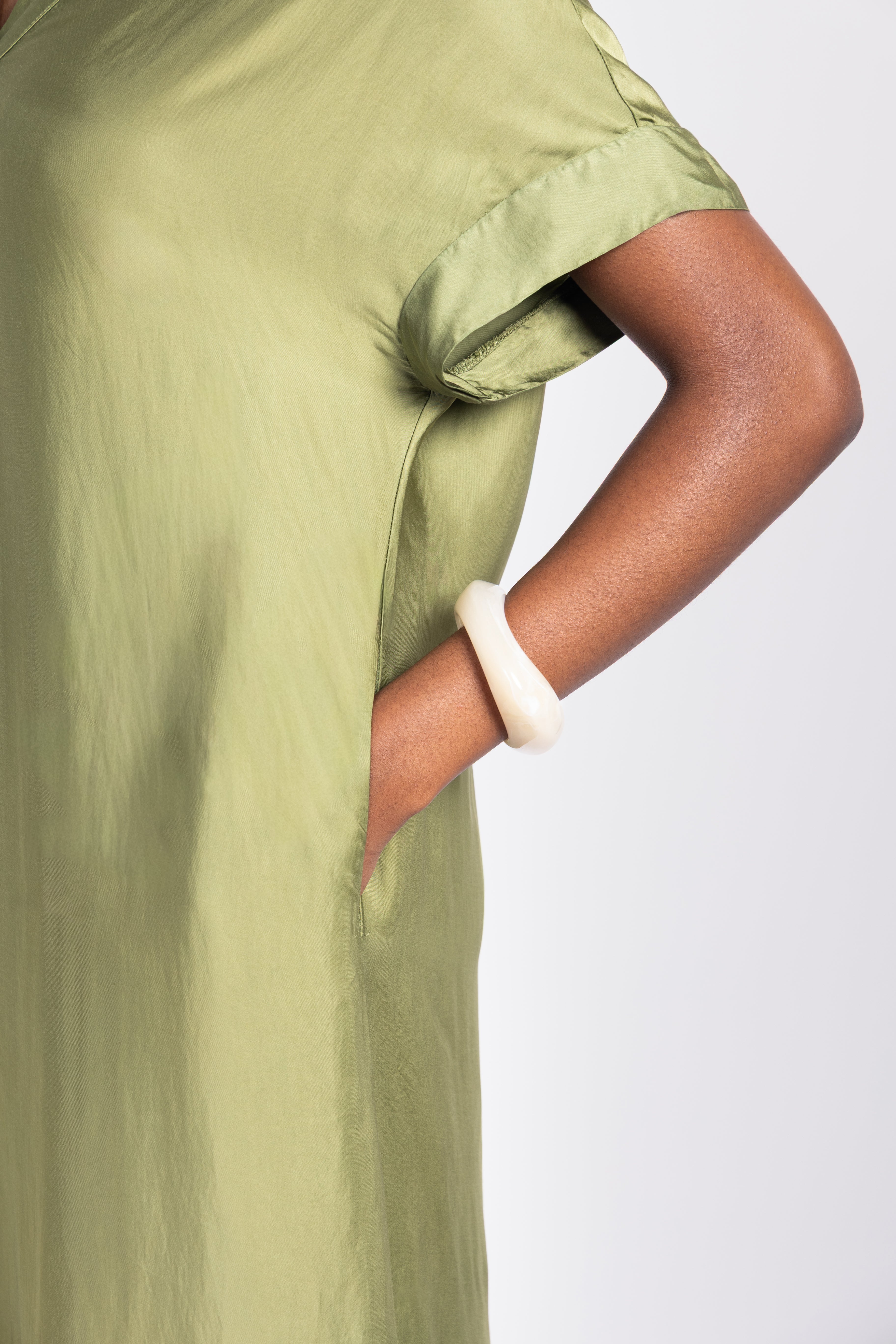 Robe ample à manches courtes et col en V