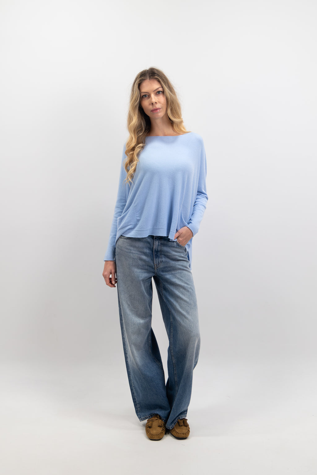 Ultra-thin crew neck sweater with pockets
