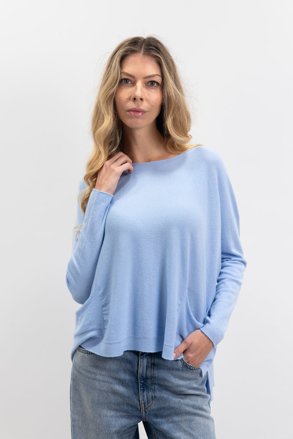 Ultra-thin crew neck sweater with pockets