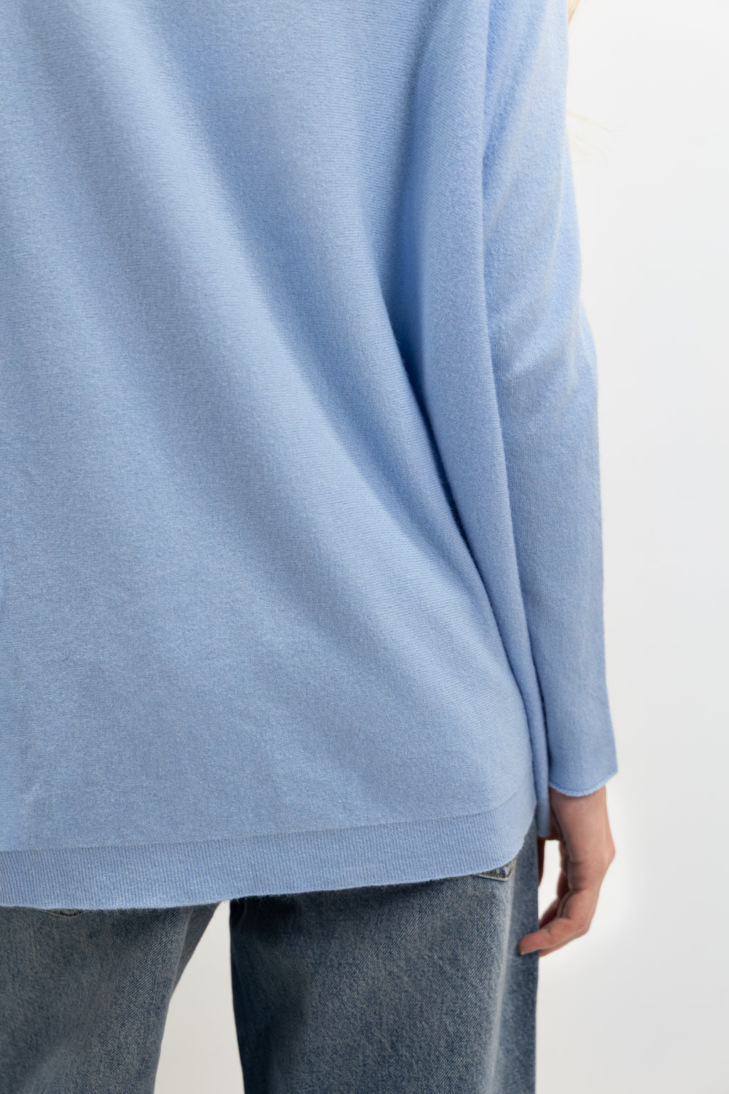 Ultra-thin crew neck sweater with pockets