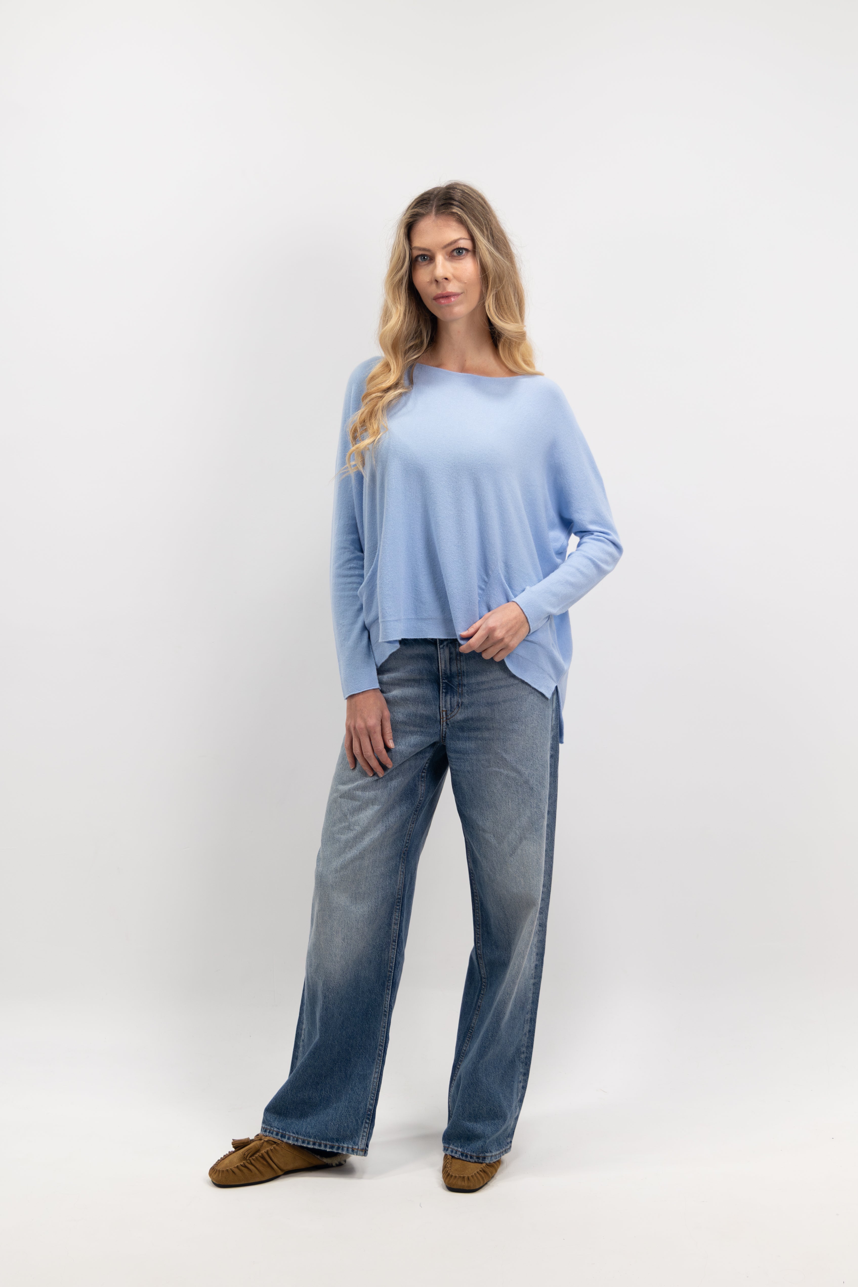 Ultra-thin crew neck sweater with pockets