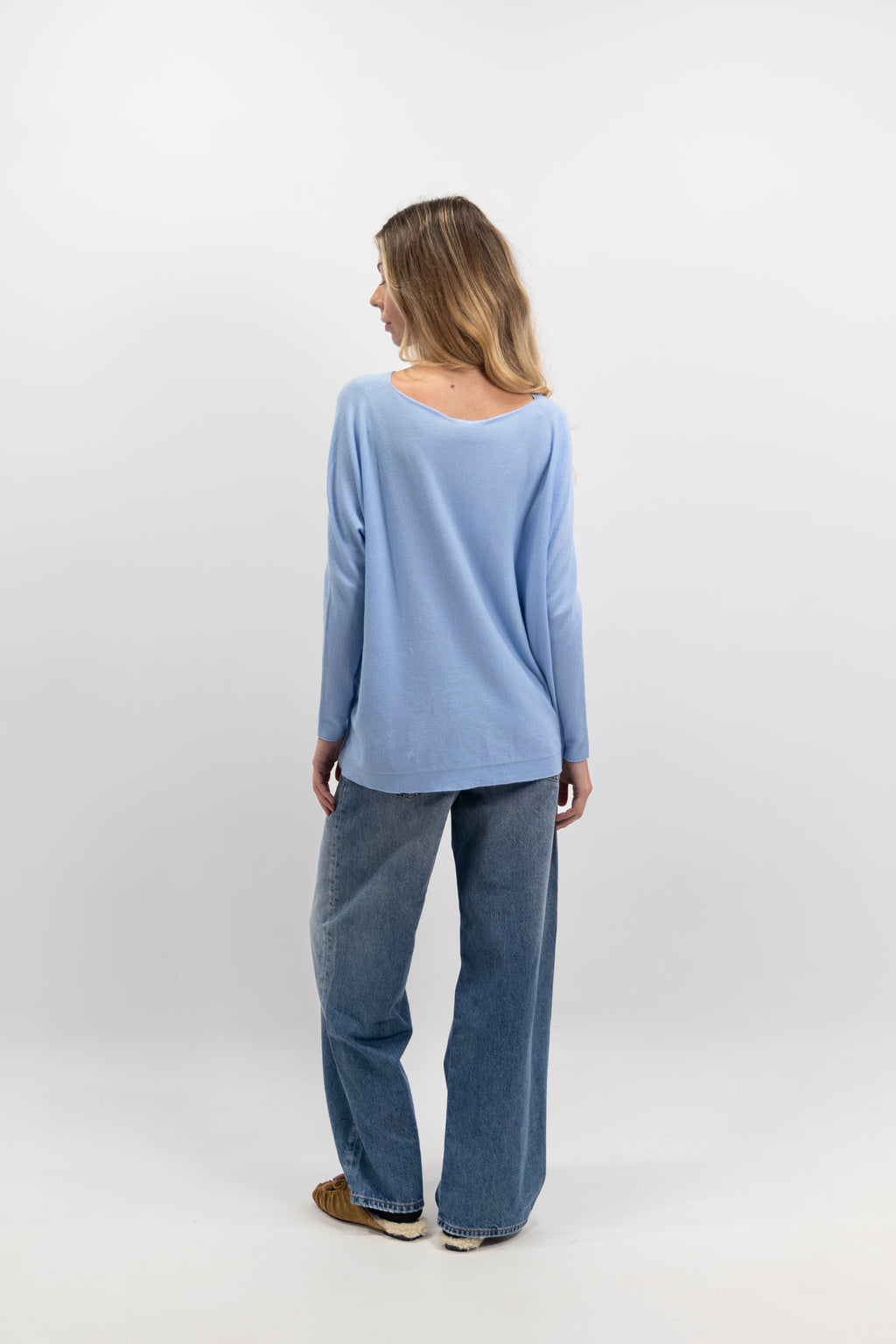 Ultra-thin crew neck sweater with pockets