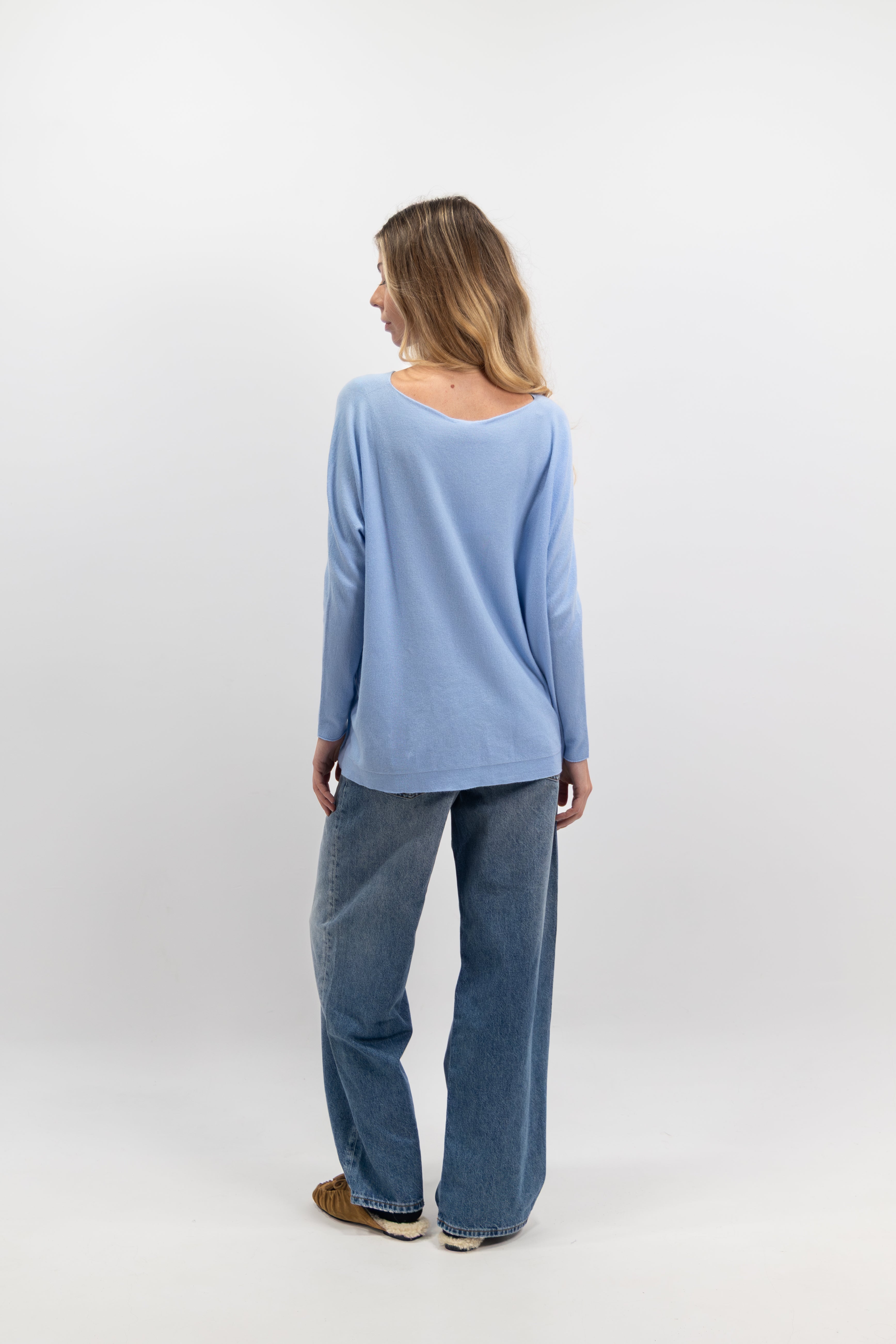 Ultra-thin crew neck sweater with pockets