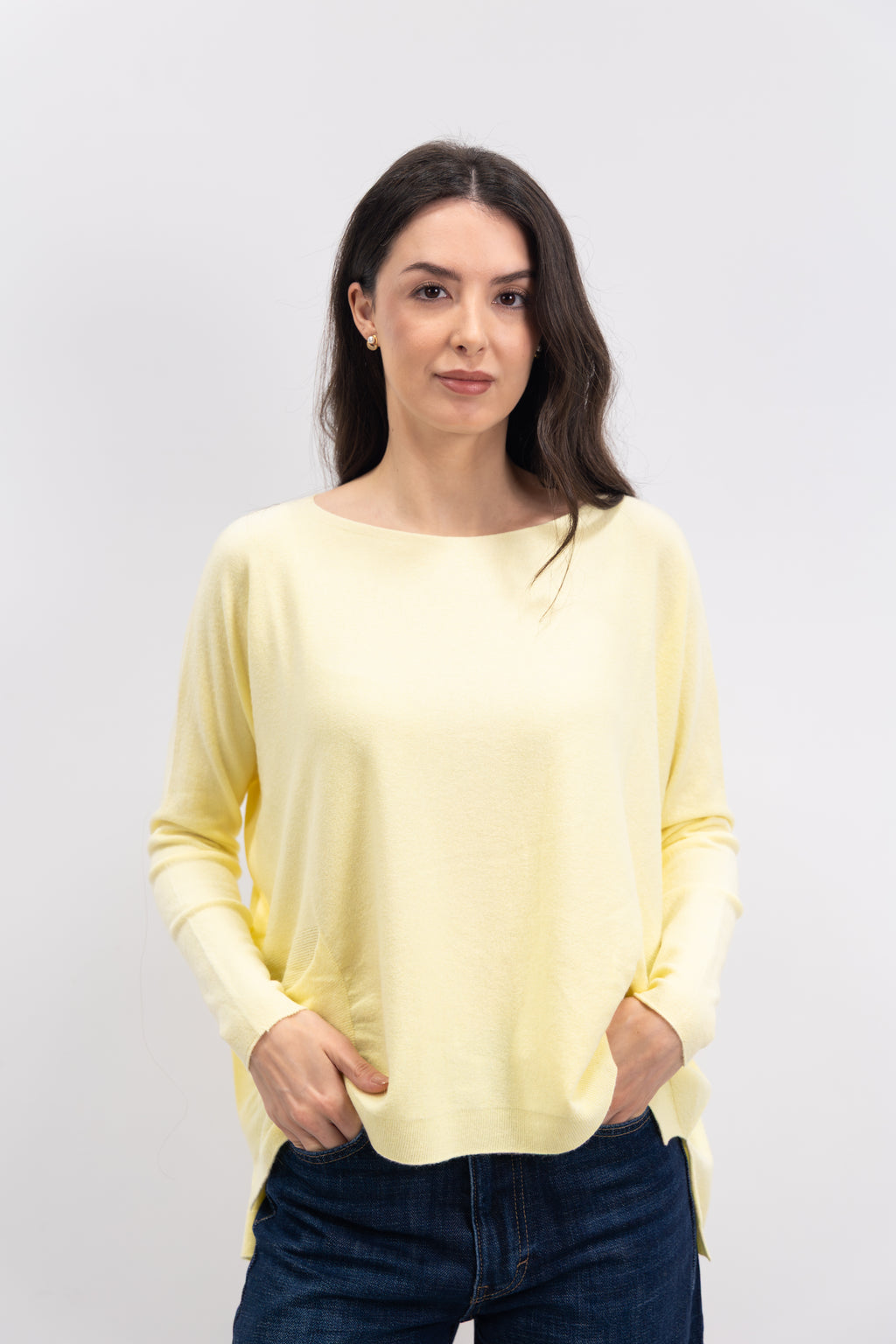 Ultra-thin crew neck sweater with pockets