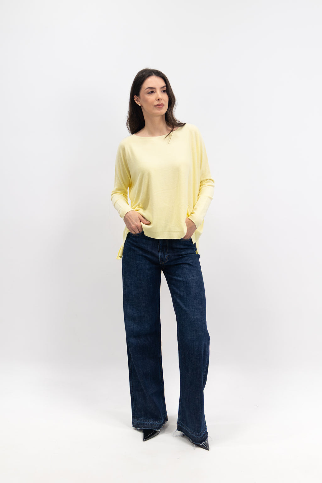 Ultra-thin crew neck sweater with pockets