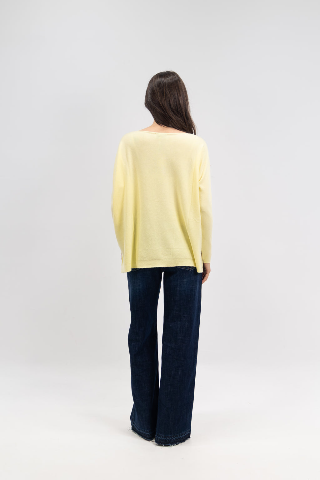Ultra-thin crew neck sweater with pockets